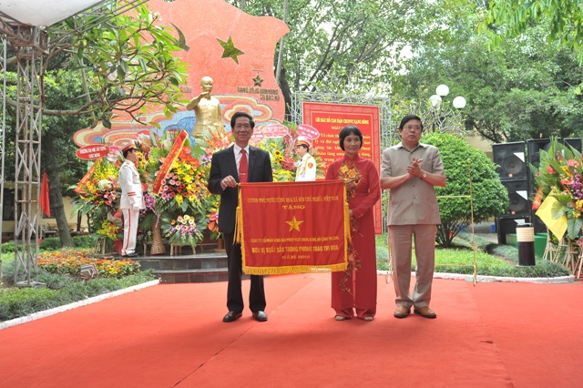 Đại diện Công ty cổ phần Bóng đèn Phích nước Rạng Đông vinh dự nhận Cờ thi đua của Chính phủ.