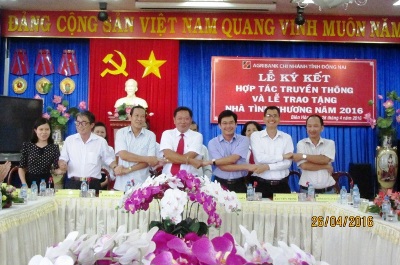 Ông Nguyễn Huy Trinh - Giám đốc Agribank Đồng Nai (đứng giữa) ký kết Hợp tác truyền thông năm 2016 với lãnh đạo các cơ quan Báo, Đài