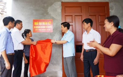 UBMT Tổ quốc tỉnh phối hợp Agribank Chi nhánh Thái Nguyên bàn giao nhà Đại đoàn kết cho chị Trần Thị Hiên.