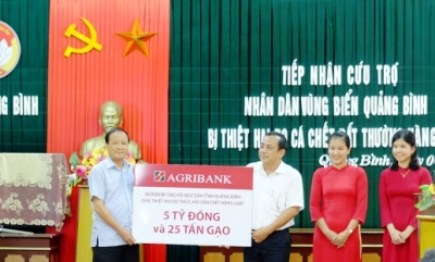 `Thông qua Ủy ban MTTQ Việt Nam tỉnh Quảng Bình, đại diện Agribank – Chi nhánh Quảng Bình trao quà hỗ trợ ngư dân.