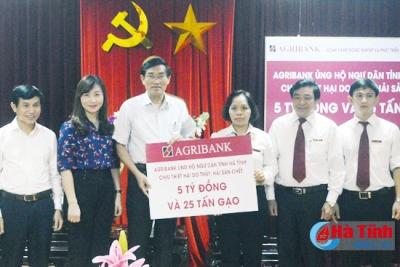 Lãnh đạo Agribank Hà Tĩnh trao 05 tỷ đồng và 25 tấn gạo của Agribank hỗ trợ ngư dân Hà Tĩnh