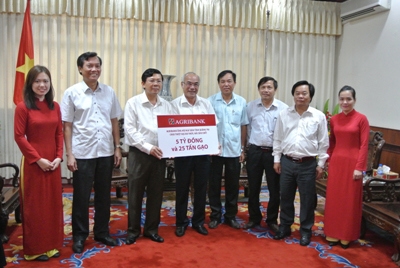 Phó Chủ tịch UBND tỉnh Quảng Trị Nguyễn Hữu Dũng tiếp nhận tài trợ của Agribank ủng hộ ngư dân Quảng Trị.