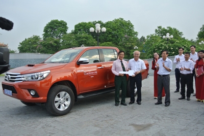 Ông Hoàng Minh Thông – GĐ Agribank Quảng Trị thay mặt Agribank bàn giao xe ô tô bán tải Toyota Hilux cho BQL NTLS QG Đường 9.