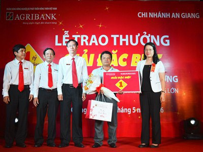 Bà Nguyễn Thị Phượng - Phó Tổng giám đốc Agribank và Ban lãnh đạo Agribank chi nhánh An Giang trao giải đặc biệt cho khách hàng Trương Văn Cường.