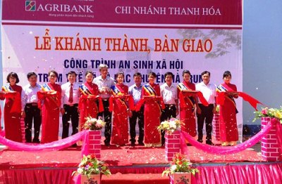 Agribank Thanh Hóa bàn giao công trình an sinh xã hội Trạm Y tế xã Hà Bắc (Hà Trung) với tổng kinh phí tài trợ 3 tỷ đồng. 