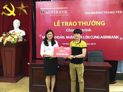 Đại diện Agribank Trung Yên trao thưởng cho khách hàng.