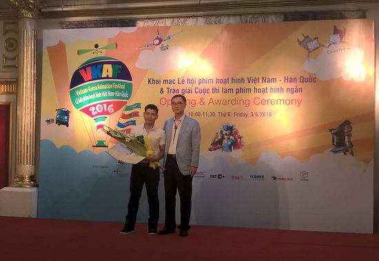 Ông Park Nark Jong, Giám đốc Trung tâm Văn hóa Hàn Quốc tại Việt Nam trao giải nhất cho nhóm đối tượng không chuyên.