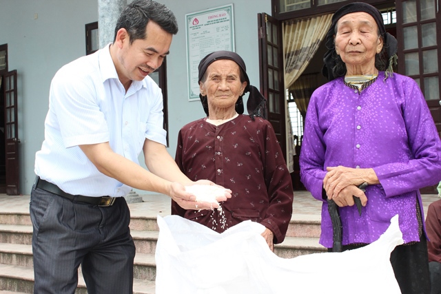 Ông Hoàng Văn Quyết- Cục trưởng Cục DTNN khu vực Hà Nam Ninh trực tiếp kiểm tra chất lượng gạo trước khi giao cho người dân.