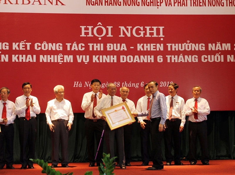 Phó Thống đốc NHNN Việt Nam, Nguyễn Đồng Tiến đã trao Huân chương Lao động hạng Nhất, hạng Nhì và Cờ thi đua của Chính Phủ cho một số tập thể và cá nhân của Agribank.
