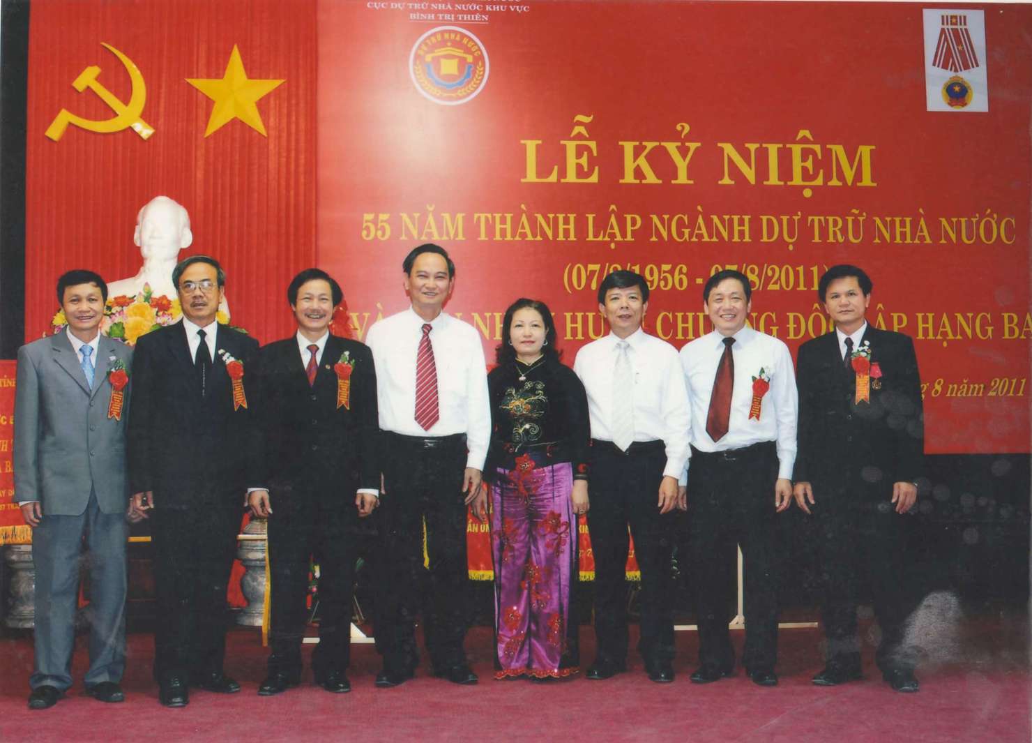 Lãnh đạo tỉnh Quảng Bình, Bộ Tài chính và Tổng cục trưởng Tổng cục DTNN chụp ảnh lưu niệm với ban lãnh đạo Cục DTNN khu vực Bình Trị Thiên nhân kỷ niệm 55 năm thành lập ngành DTNN và Cục đón nhận Huân chương Độc lập hạng Ba năm 2011.