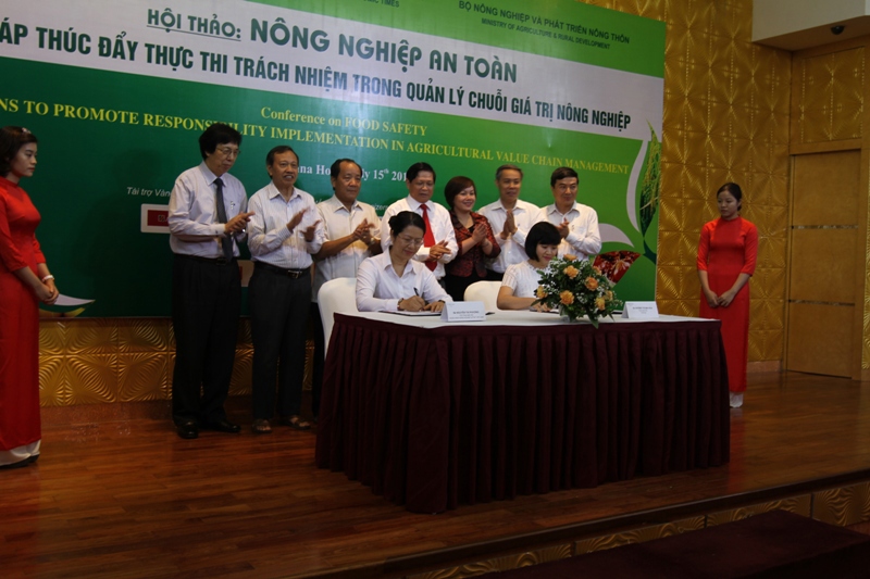 Phó Tổng Giám đốc Agribank Nguyễn Thị Phượng - đại diện Agribank, và Tổng Giám đốc Vingroup Dương Thị Mai Hoa, đại diện Vingroup, ký kết thỏa thuận hợp tác "Về đầu tư phát triển nông nghiệp an toàn, bền vững".