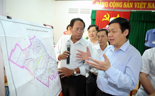 Phó Thủ tướng Vương Đình Huệ thị sát công trình phòng chống  khô hạn tại Cần Thơ tháng 5/2016.