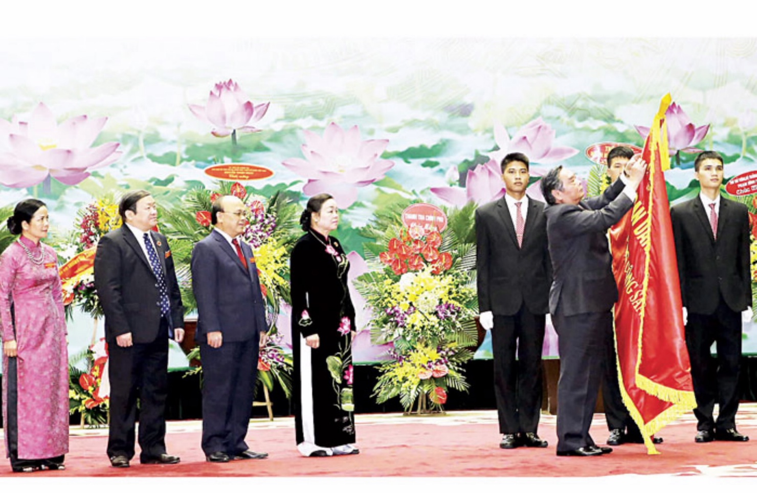 Ban Dân vận Trung ương đón nhận Huân chương Hồ Chí Minh nhân dịp Kỷ niệm 85 năm Ngày truyền thống công tác dân vận của Đảng.