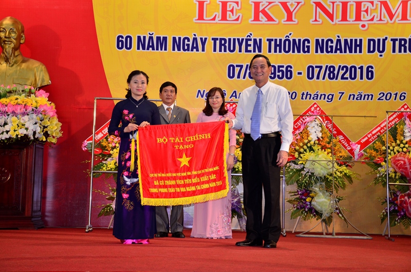 Thứ trưởng Nguyễn Hữu Chí trao cờ thi đua xuất sắc của Bộ Tài chính cho Cục DTNN khu vực Nghệ Tĩnh.