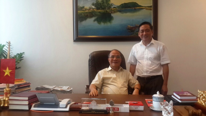 Nguyên Chủ tịch Quốc hội Nguyễn Sinh Hùng (bên trái) và Tổng cục trưởng Tổng cục DTNN Phạm Phan Dũng