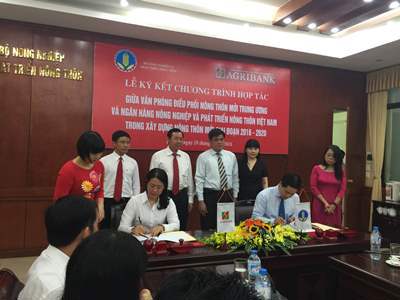 Ông Nguyễn Minh Tiến, Cục trưởng, CVP điều phối nông thôn mới Trung ương và Bà Nguyễn Thị Phượng, Phó Tổng giám đốc Agribank ký Chương trình hợp tác.