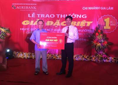 Phó Tổng Giám đốc Agribank Phạm Đức Tuấn trao Sổ tiết kiệm linh hoạt 01 tỷ đồng cho ông Lê Diệp Đĩnh.