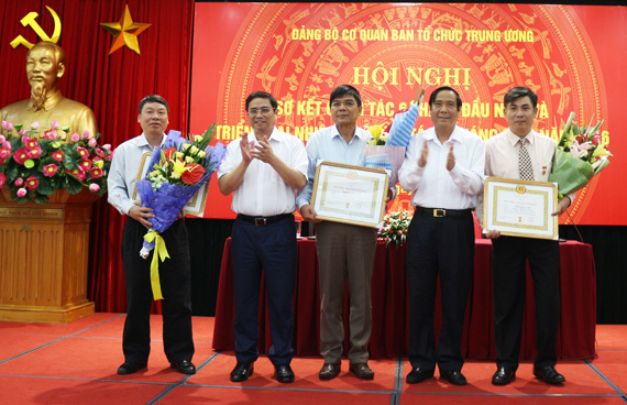 Đồng chí Phạm Minh Chính, Trưởng Ban Tổ chức Trung ương và đồng chí Nguyễn Thanh Bình, Bí thư Đảng ủy Ban Tổ chức Trung ương trao Huy hiệu 30 năm tuổi Đảng cho các đồng chí đảng viên.