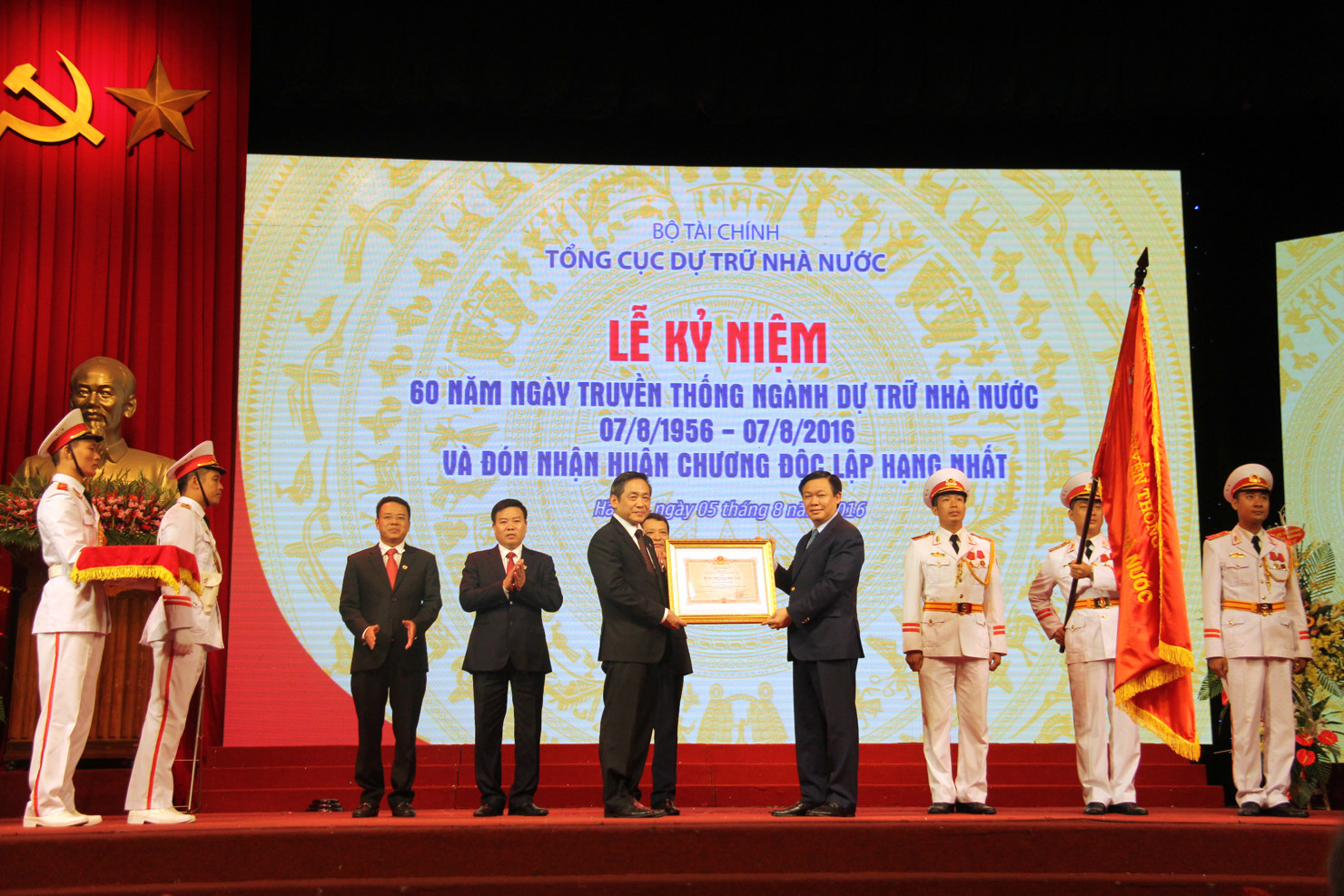 Phó Thủ tướng Vương Đình Huệ trao Huân chương Độc lập hạng Nhất cho Tổng cục Dự trữ Nhà nước.