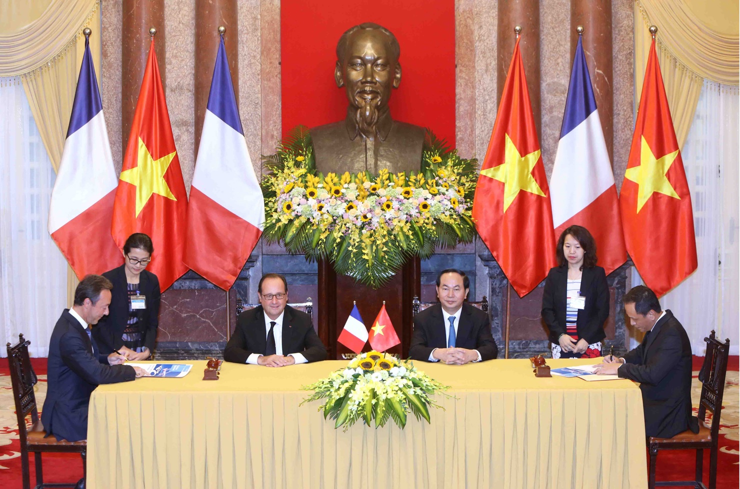 Lễ ký kết thỏa thuận đặt mua máy bay giữa Jetstar Pacific với Airbus trước sự chứng kiến của Tổng thống Pháp Francois Hollande và Chủ tịch nước Trần Đại Quang.