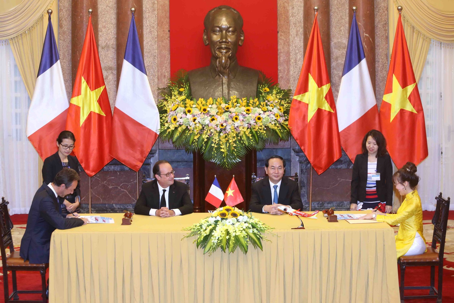 Lễ ký kết thỏa thuận đặt mua máy bay của Vietjet với Airbus trước sự chứng kiến của Tổng thống Pháp Francois Hollande và Chủ tịch nước Trần Đại Quang.