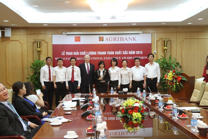 Bà Tống Thị Thu Thủy – Phó Trưởng ban phụ trách Ban Định chế Tài chính Agribank đại diện Agribank lên nhận giải thưởng do Ngân hàng Wells Fargo trao tặng.