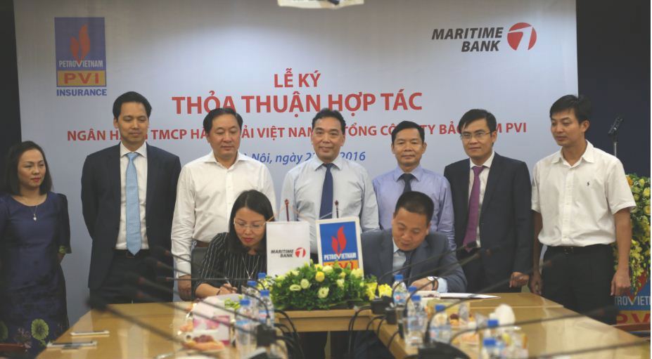 Đại diện Lãnh đạo Maritime Bank và PVI ký kết văn bản thỏa thuận hợp tác toàn diện.