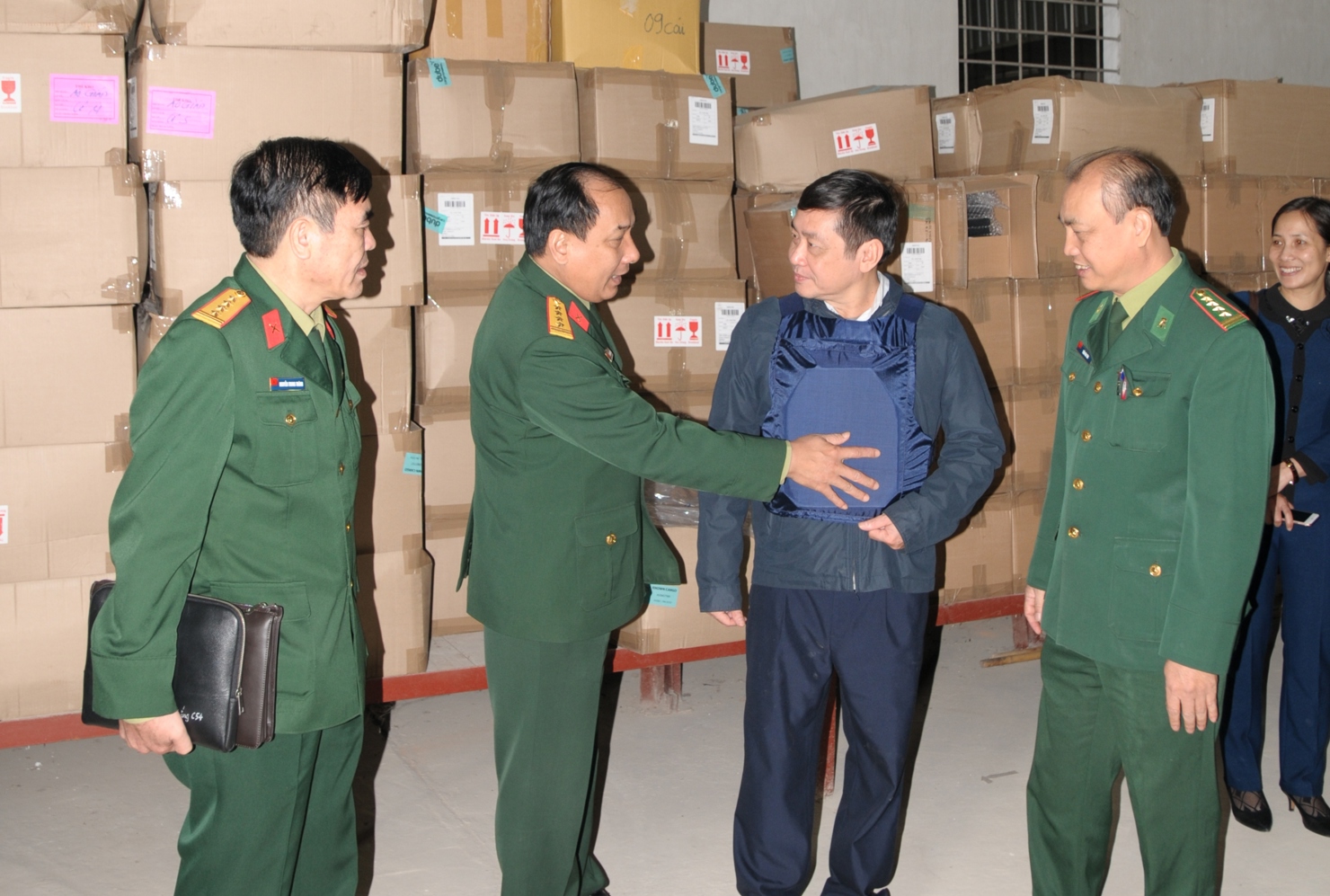 Tổng cục trưởng Tổng cục DTNN Phạm Phan Dũng kiểm tra chất lượng hàng dự trữ quốc gia do Bộ Quốc phòng quản lý.