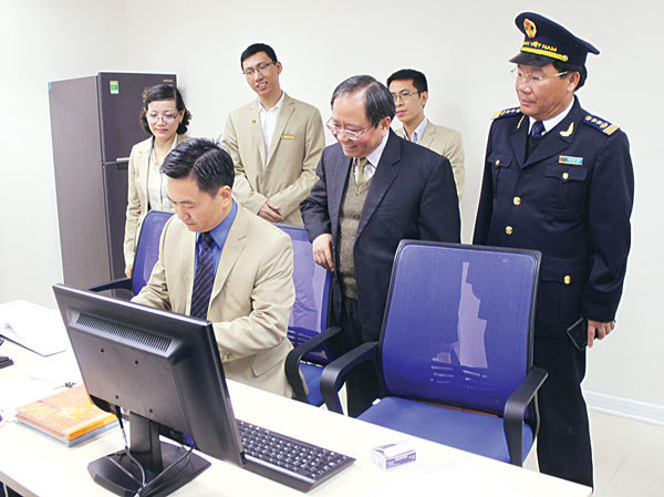 Thứ trưởng Bộ Tài chính Đỗ Hoàng Anh Tuấn tham quan địa điểm kiểm tra chuyên ngành tại sân bay quốc tế Nội Bài.