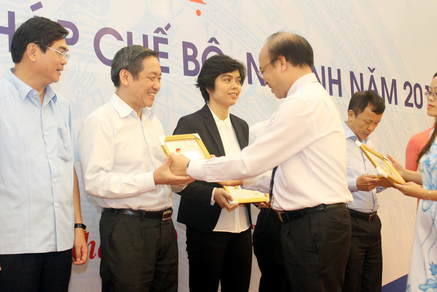 Ông Phạm Phan Dũng - Tổng Cục trưởng Tổng cục Dự trữ Nhà nước - Bộ Tài chính (thứ 2 từ trái sang) đón nhận Kỷ niệm chương từ đại diện của Bộ Tư pháp trao tặng.