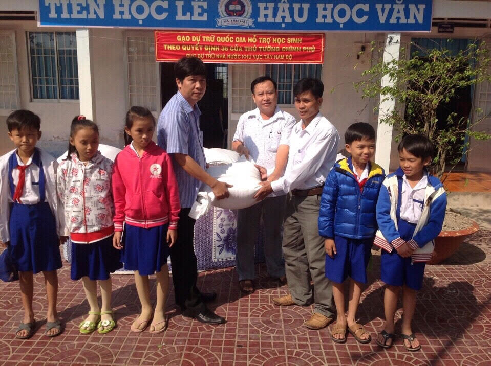 Đại diện Cục DTNN khu vực Tây Nam Bộ đưa gạo hỗ trợ đến với em học sinh tại Trường tiểu học 2 xã an viên, huyện ngọc hiển, tỉnh Cà Mau.