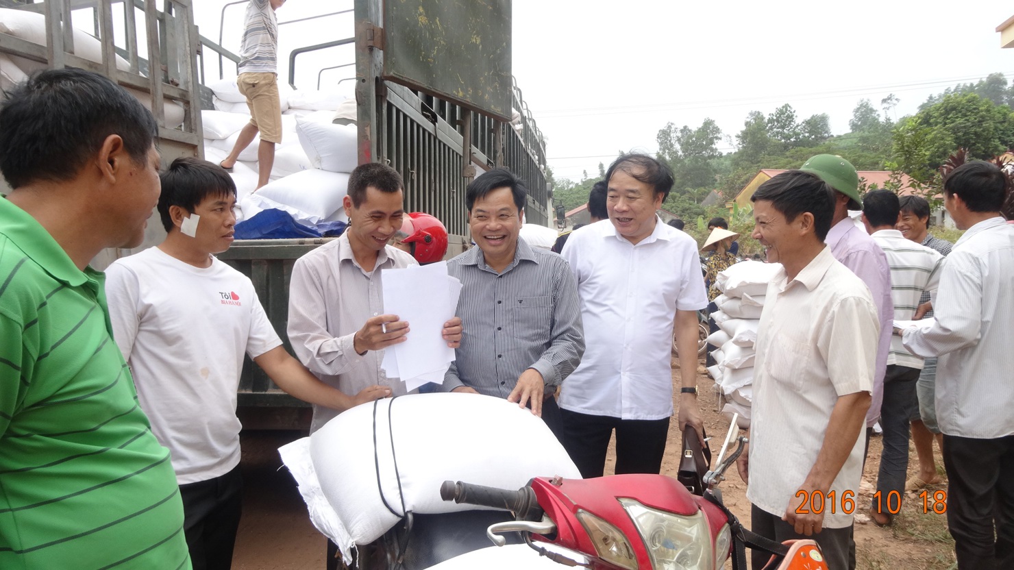 Đoàn công tác của cục DTNN khu vực Hà Bắc cùng đại diện huyện Lục (Bắc Giang) trực tiếp kiểm tra chất lượng gạo hỗ trợ đồng bào dân tộc thiểu số trên địa bàn huyện.