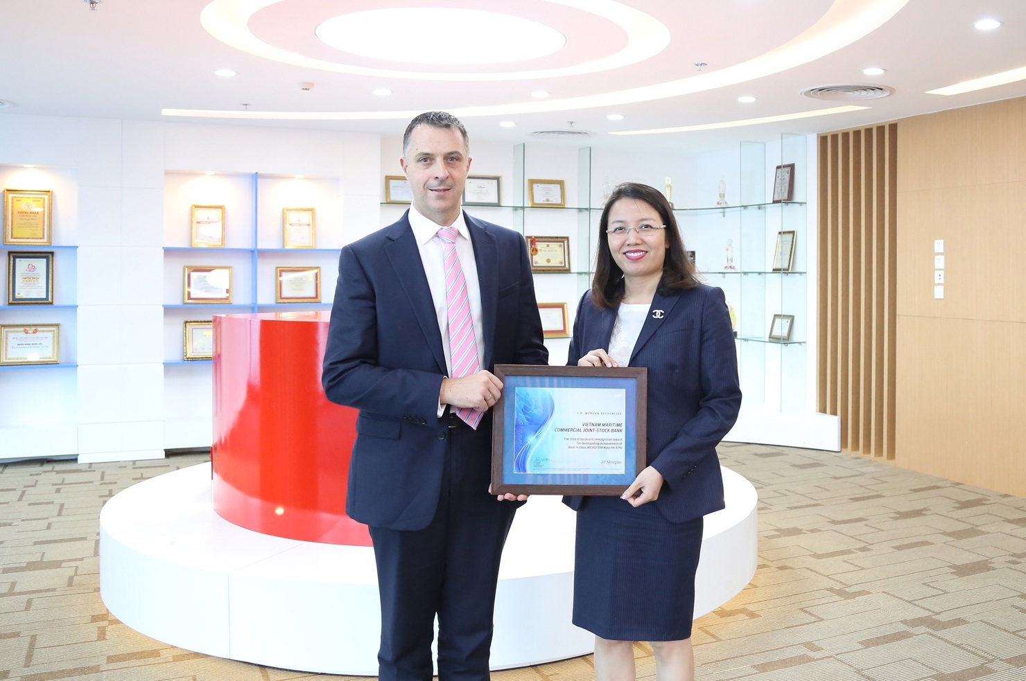 Ông Jason Clinton – Giám đốc phụ trách Quan hệ Định chế tài chính khu vực Đông Nam Á - Ngân hàng JPMorgan trao giải thưởng cho bà Nguyễn Hương Loan – TGĐ Ngân hàng Định chế Tài chính -Maritime Bank.