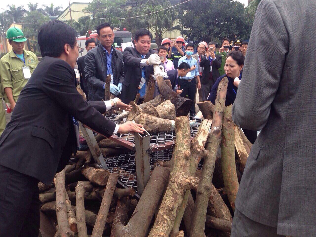 Ông Hà Công Tuấn, Thứ trưởng Bộ Nông nghiệp và Phát triển nông thôn và ông Lê Văn Thời, Phó Tổng cục trưởng Tổng cục DTNN cùng đại diện các bộ, ngành chứng kiến việc tiêu hủy các mẫu vật.