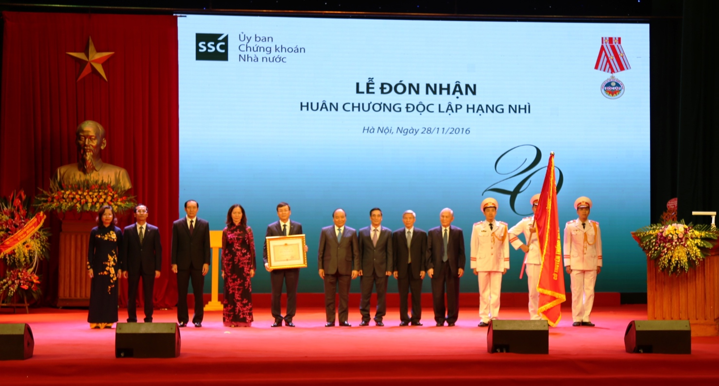 Thủ tướng Chính phủ Nguyễn Xuân Phúc trao tặng Bằng khen và Huân chương lao động Hạng Nhì cho Uỷ ban Chứng khoán Nhà nước tại Lễ kỷ niệm.