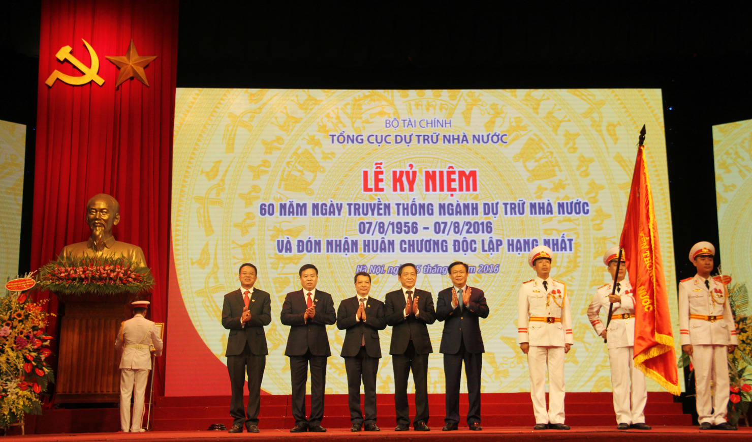 Phó Thủ tướng Chính phủ Vương Đình Huệ trao Huân chương Độc lập hạng Nhất (lần 2) cho Tổng cục DTNN.