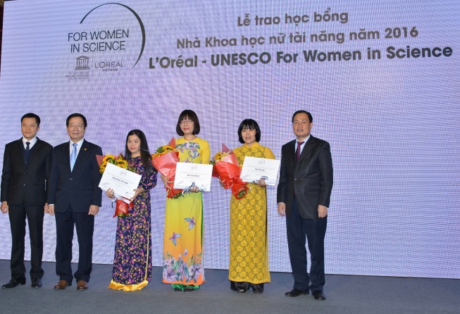 Đại diện Quỹ L'Oréal Foundation - UNESCO trao giải thưởng cho các nhà khoa học nữ.