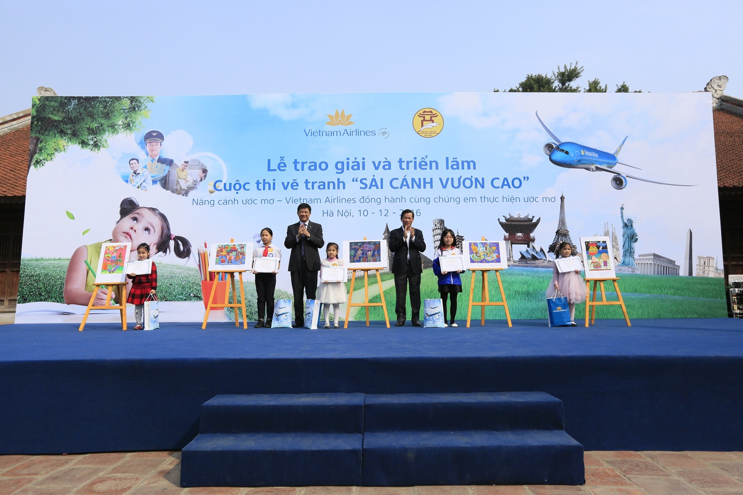 Ông Phạm Xuân Tiến, Phó giám đốc Sở Giáo dục và Đào tạo Hà Nội và ông Đặng Anh Tuấn, Giám đốc chi nhánh Vietnam Airlines khu vực miền Bắc trao giải cho 5 bức tranh đạt giải đặc biệt.