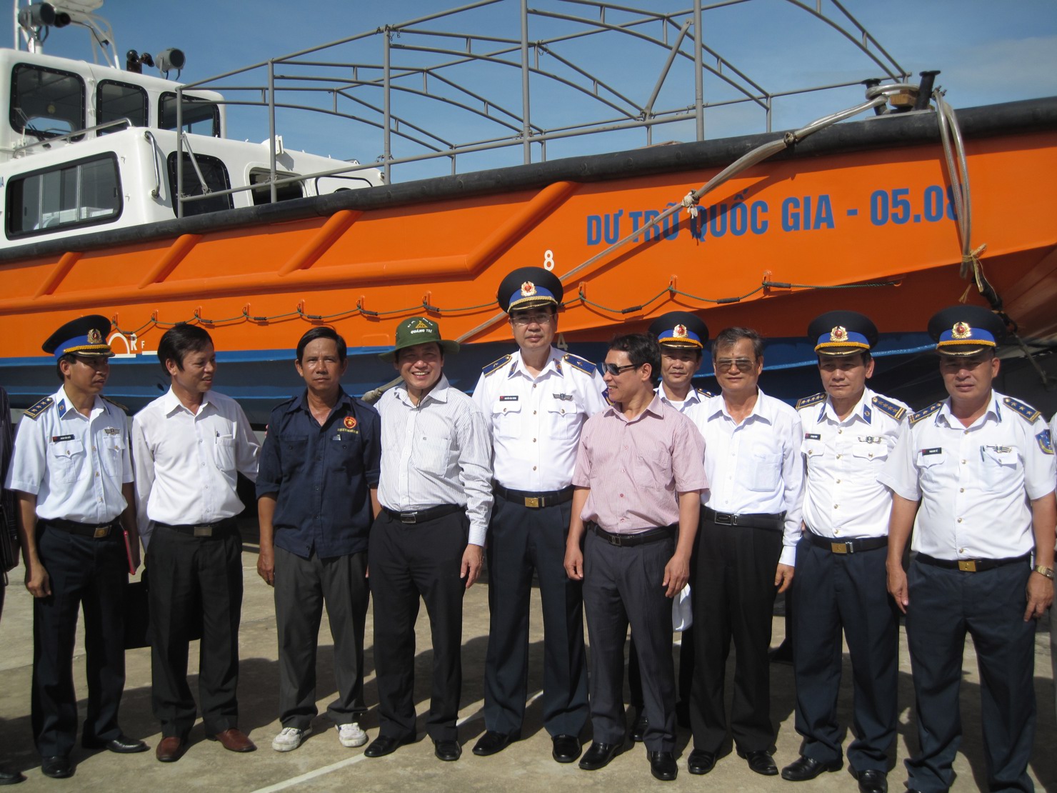 Anh Lê Văn Hòa (áo màu xanh) tại lễ bàn giao 04 bộ xuồng DT4 của Tổng cục DTNN cho lực lượng cảnh sát biển.