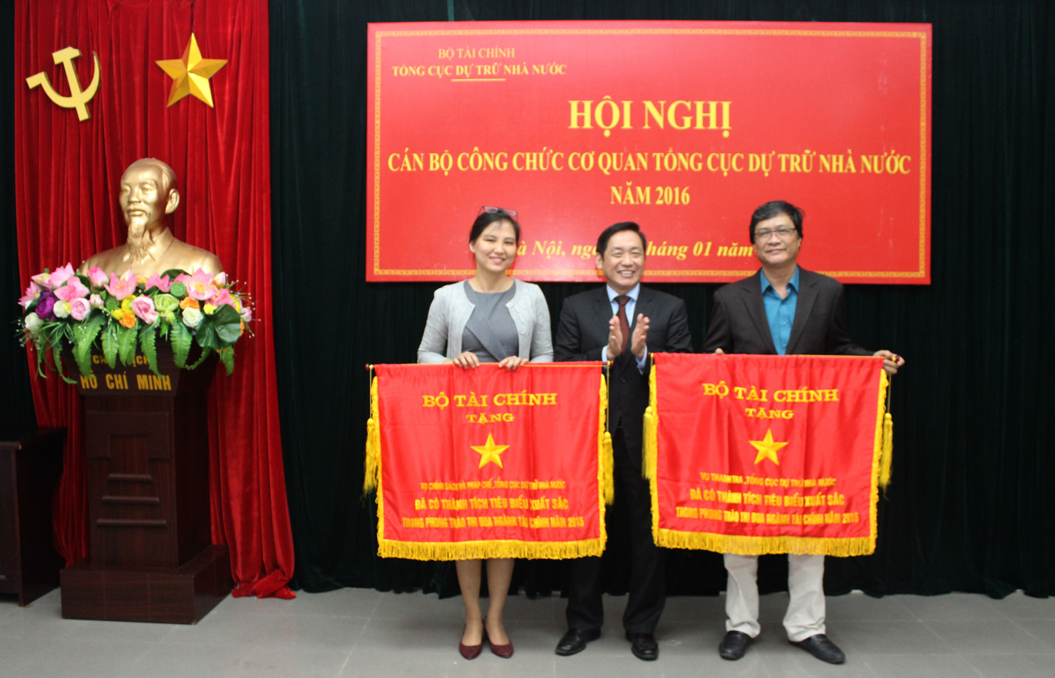 Thừa Ủy quyền của Bộ trưởng Bộ Tài chính, Tổng cục trưởng Tổng cục Dự trữ Nhà nước Phạm Phan Dũng trao tặng Cờ thi đua của Bộ Tài chính cho các tập thể thuộc cơ quan Tổng cục DTNN có thành tích tiêu biểu xuất sắc năm 2016.