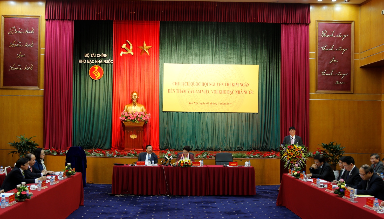 Tổng Giám đốc Kho bạc Nhà nước Nguyễn Hồng Hà báo cáo khái quát kết quả thực hiện chiến lược phát triển Kho bạc Nhà nước giai đoạn 2011-2016 và kế hoạch giai đoạn 2017-2020 của hệ thống. Nguồn: Lục Trường.