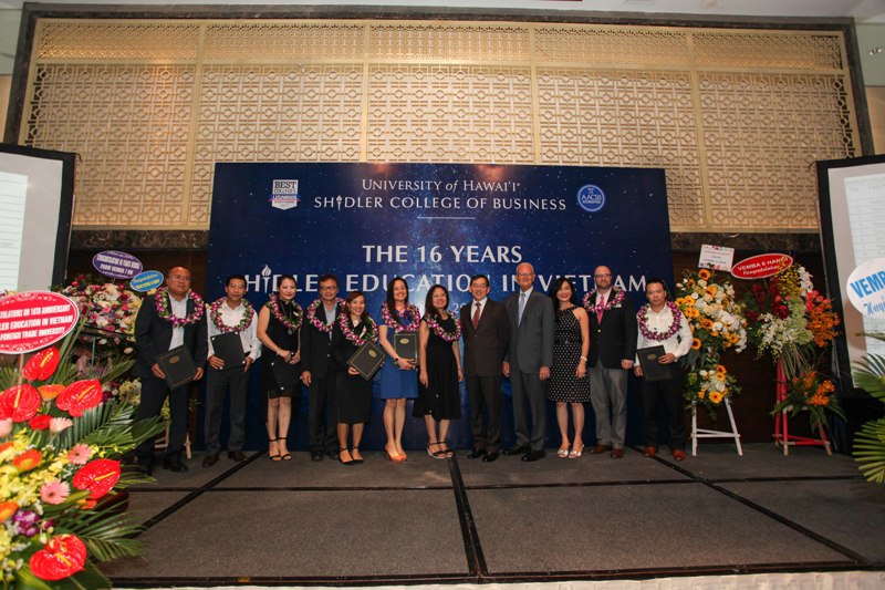 Đại diện ĐSQ Mỹ, Hiệu trưởng Trường Kinh doanh Shidler & Giám đốc Chương trình Việt Nam - ĐH Hawaii cùng sinh viên.