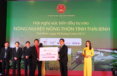 Phó Tổng Giám đốc Agribank Tô Đình Tơn thay mặt Agribank  trao tặng tỉnh Thái Bình 03 tỷ đồng an sinh xã hội xây nhà tình nghĩa  các gia đình chính sách và hộ nghèo địa phương.