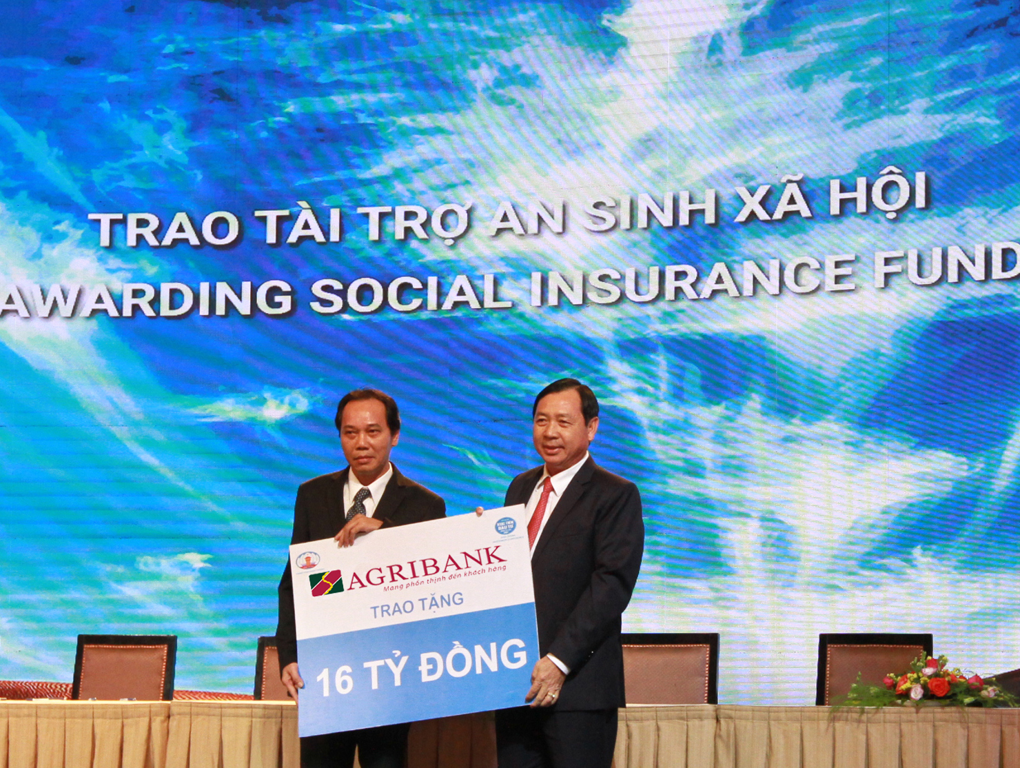 Tổng giám đốc Agribank Tiết Văn Thành dự và trao tặng tỉnh Bình Thuận 16 tỷ đồng thực hiện công tác an sinh xã hội.