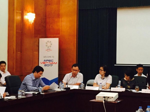 Ông Nguyễn Đăng Khoa (thứ hai từ trái sang) - đại diện Vụ Hợp tác Quốc tế (Bộ Tài chính) chia sẻ về Hội nghị Các Quan chức cao cấp Tài chính dự kiến diễn ra tại Ninh Bình từ ngày 16-19/5.