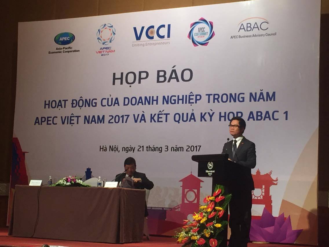 Chủ tịch VCCI, Chủ tịch CEO Summit 2017 - ông Vũ Tiến Lộc phát biểu tại buổi họp báo ngày 21/6.