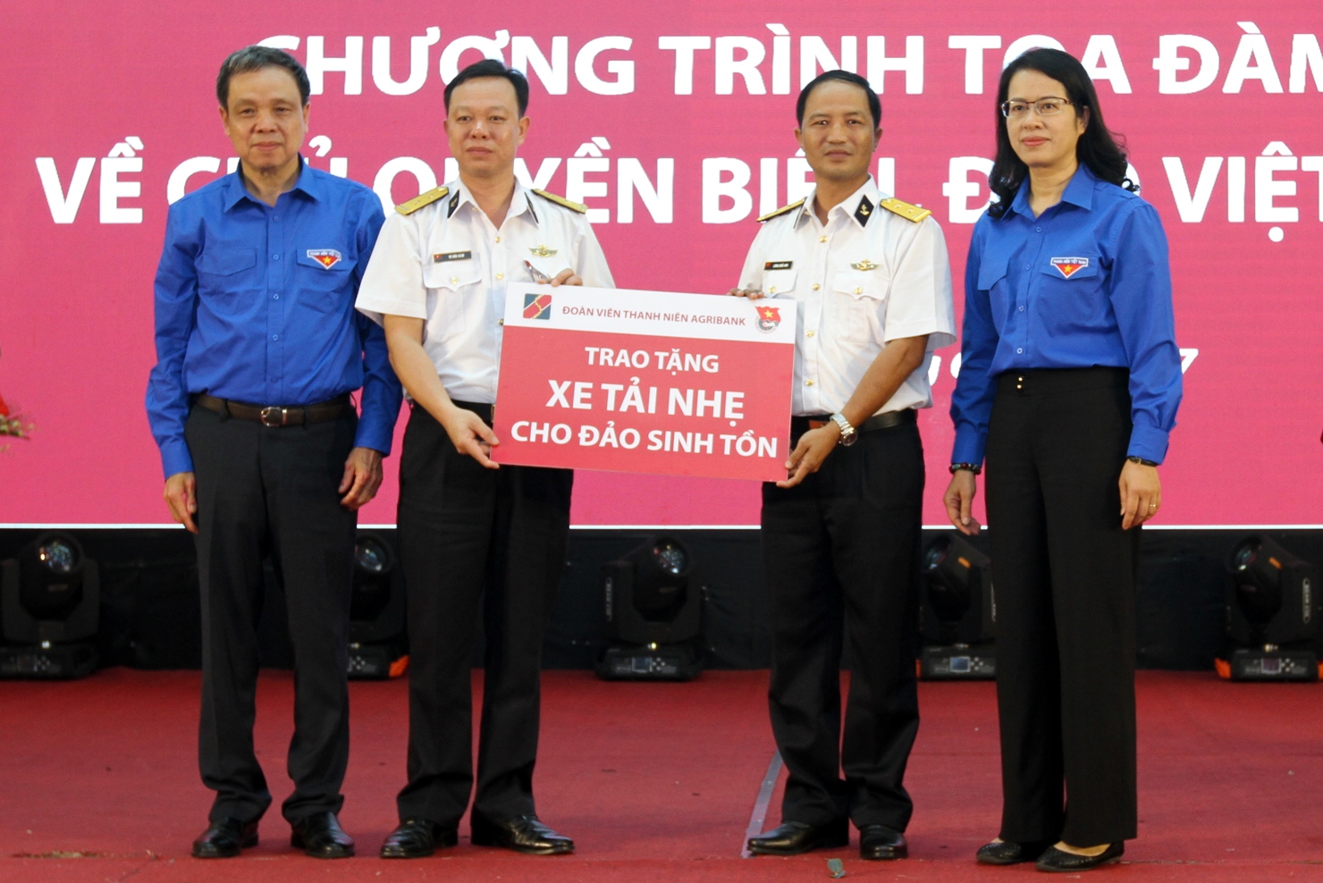 Đại diện Ban lãnh đạo Agribank, đồng chí Nguyễn Thị Phượng - Phó Tổng giám đốc trao tặng xã đảo Sinh Tồn, huyện đảo Trường Sa 1 chiếc xe tải trị giá 700 triệu đồng.