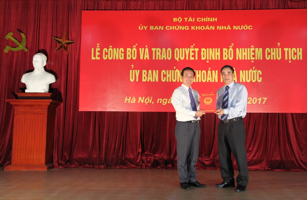 Thứ trưởng Bộ Tài chính Trần Xuân Hà trao quyết định bổ nhiệm Chủ tịch UBCKNN, ngày 12/7/2017.