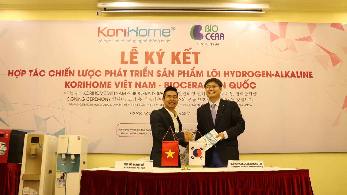 Đại diện Công ty Cổ phần Korihome Việt Nam và đối tác Biocera Hàn Quốc đã ký kết hợp tác phát triển sản phẩm ngày 20/7/2017 tại Hà Nội.