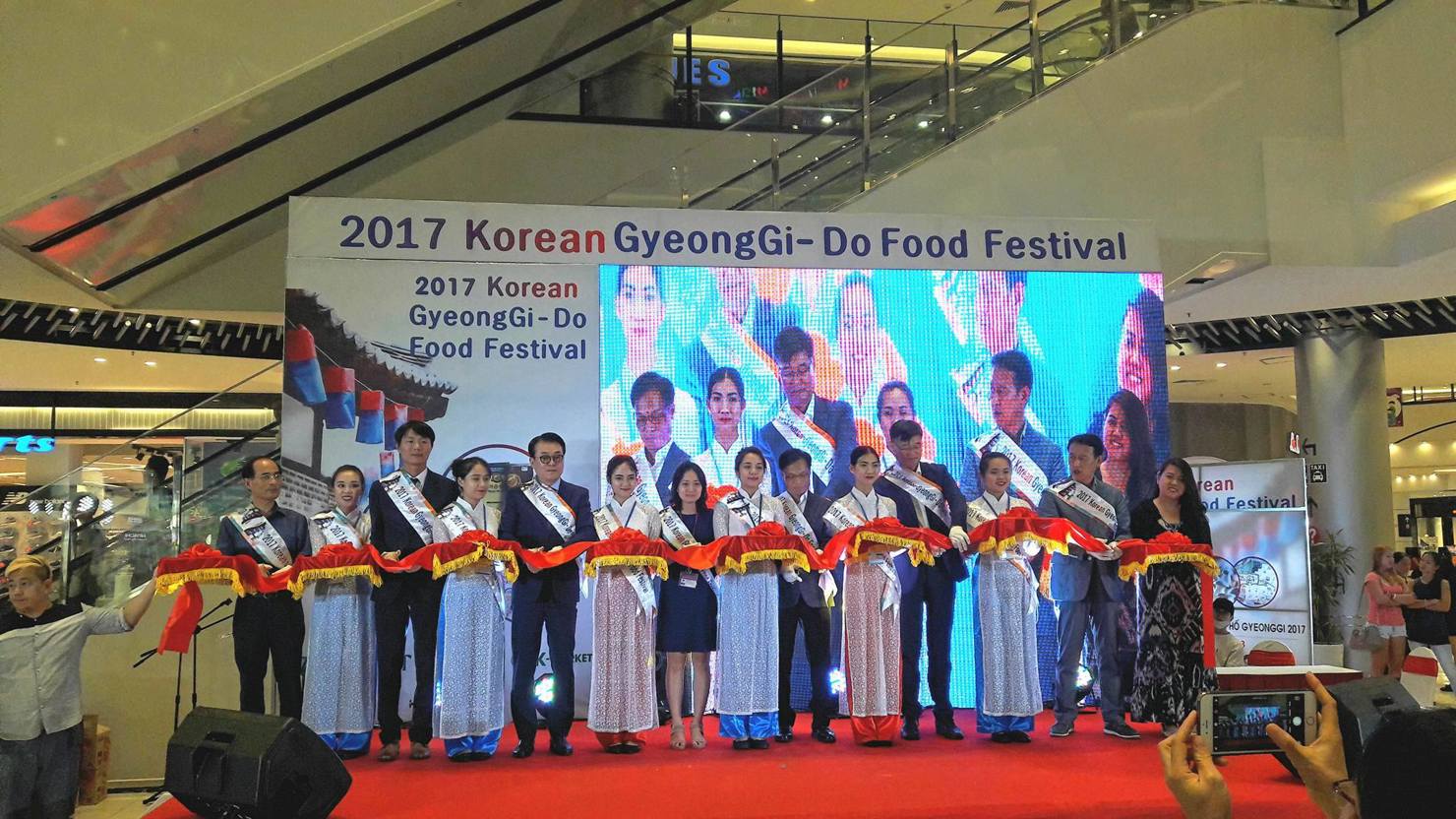 Lễ cắt băng khai mạc sự kiện “Korean Gyeonggi-do Food Festival” tại Hà Nội.